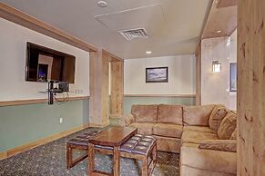 8577 Expedition Station 3 Bedroom Condo by RedAwning