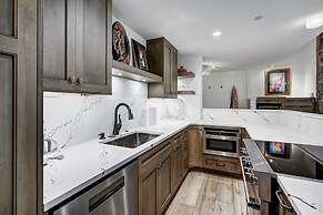 2 BR Next to Eagle River in the Heart of Vail by RedAwning - Save 20% 