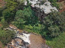 Villa Rock Stop Falls