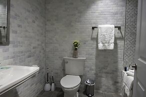 Amazing 4BR Celebrity Villa! Sleeps 8 by YouRent!