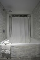 Amazing 4BR Celebrity Villa! Sleeps 8 by YouRent!