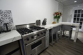 Amazing 4BR Celebrity Villa! Sleeps 8 by YouRent!