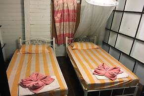 New Phiman Riverview Guesthouse - Hostel