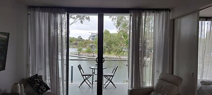 Marina View Apartment on the Maribyrnong River, Melbourne