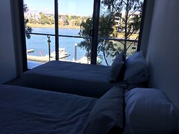 Marina View Apartment on the Maribyrnong River, Melbourne