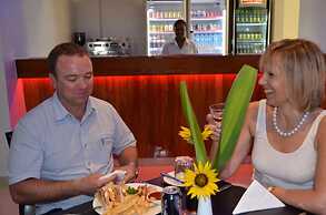 Paddy's Hotel & Apartments