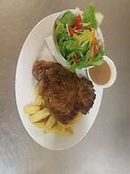 Paddy's Hotel & Apartments