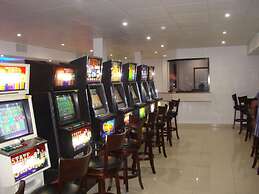 Paddy's Hotel & Apartments