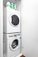 Downtown Toronto Condo near Scotiabank Arena