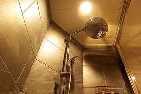 Kyoto Shinmachi Rokkaku Hotel grandereverie