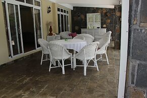 Tropical Villa 5 Min to the Beach