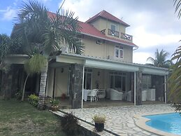 Tropical Villa 5 Min to the Beach