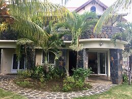 Tropical Villa 5 Min to the Beach