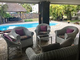 Tropical Villa 5 Min to the Beach