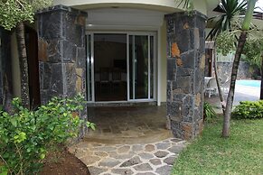 Tropical Villa 5 Min to the Beach