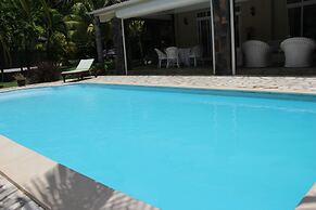 Tropical Villa 5 Min to the Beach