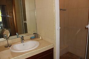 Tropical Villa 5 Min to the Beach