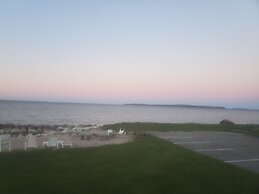 Bayview Lakefront Motel