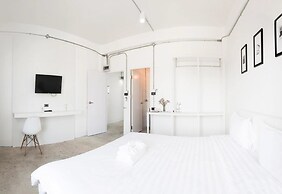 Flat White Cafe x Poshtel