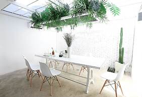 Flat White Cafe x Poshtel