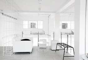 Flat White Cafe x Poshtel