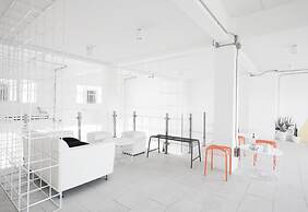 Flat White Cafe x Poshtel