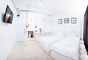 Flat White Cafe x Poshtel