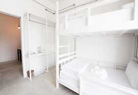 Flat White Cafe x Poshtel