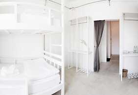 Flat White Cafe x Poshtel