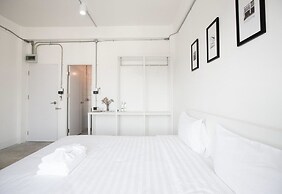 Flat White Cafe x Poshtel