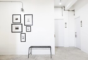 Flat White Cafe x Poshtel