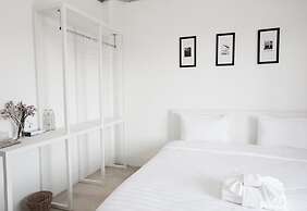 Flat White Cafe x Poshtel