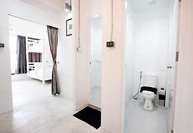 Flat White Cafe x Poshtel