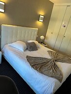 Square Hotel