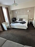 Square Hotel