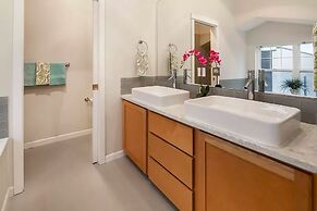 Seattle Vacation Home: The Gallery