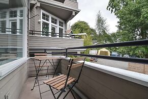 Seattle Vacation Home: The Gallery