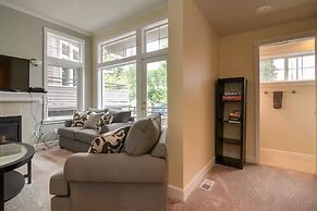 Seattle Vacation Home: The Gallery