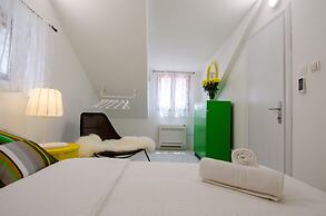 Apartments & Rooms Tiramola