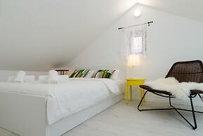 Apartments & Rooms Tiramola