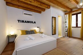 Apartments & Rooms Tiramola