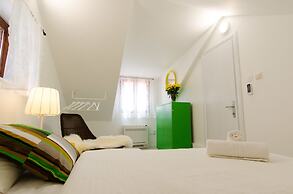 Apartments & Rooms Tiramola