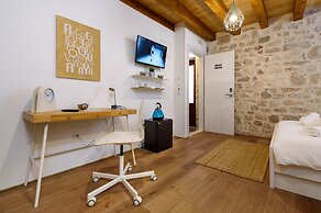 Apartments & Rooms Tiramola