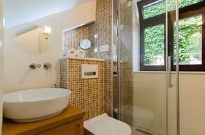 Apartments & Rooms Tiramola