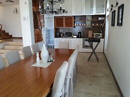 Lighthouse Luxe Estate Apart & Villas
