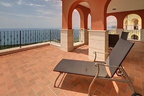 Lighthouse Luxe Estate Apart & Villas