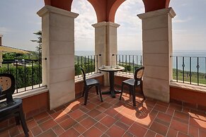 Lighthouse Luxe Estate Apart & Villas