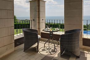 Lighthouse Luxe Estate Apart & Villas