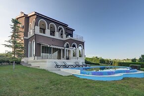 Lighthouse Luxe Estate Apart & Villas