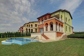 Lighthouse Luxe Estate Apart & Villas